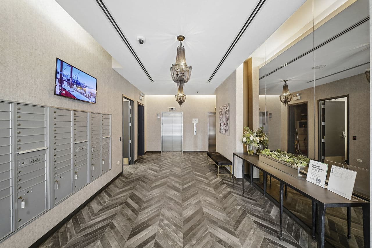 Luxe on Chicago Apartments 4 of 8