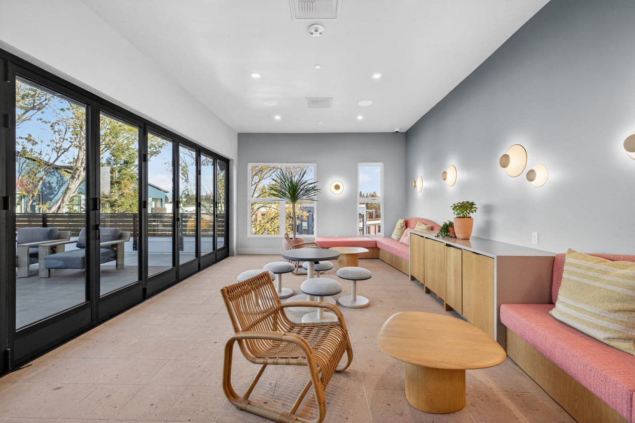 Sevens Luxury Apartment 8 of 28