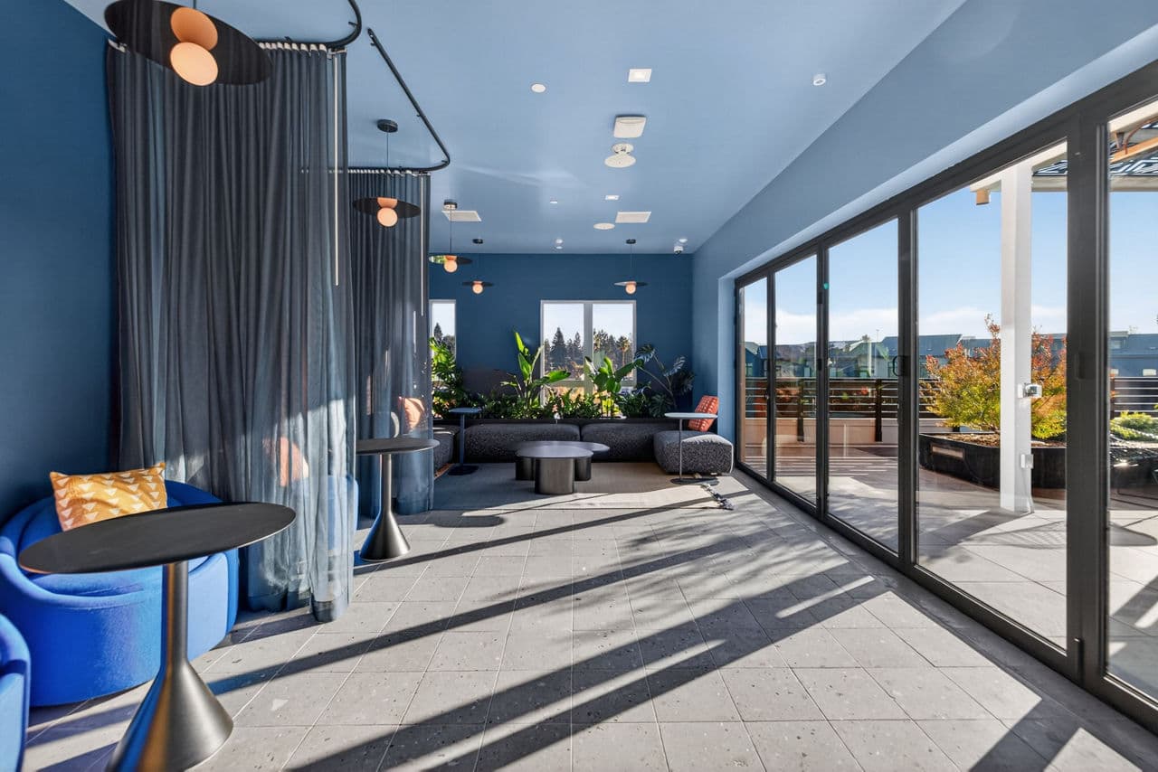 Sevens Luxury Apartment 9 of 28