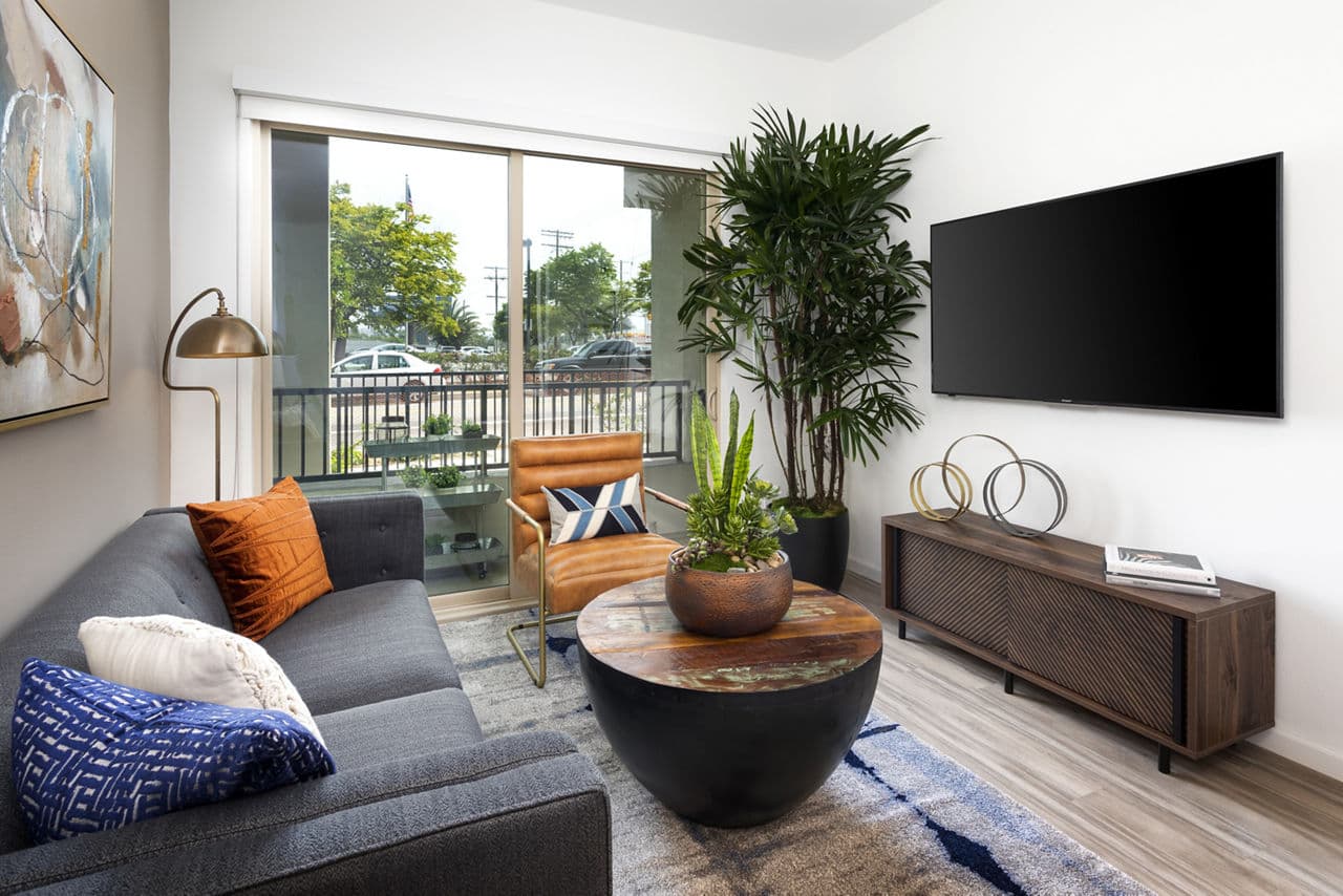 7403 Living Los Angeles Ca 10 of 17