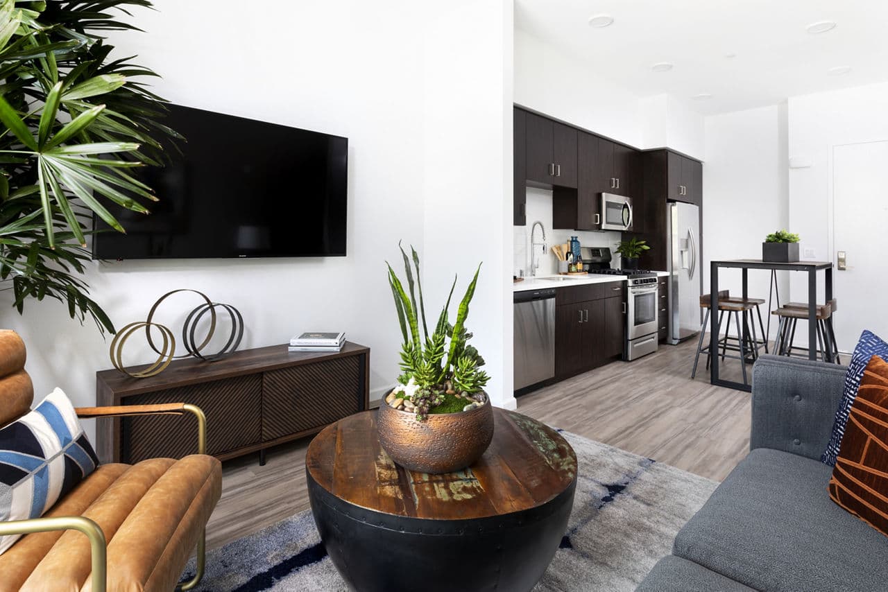 7403 Living Los Angeles Ca 13 of 17