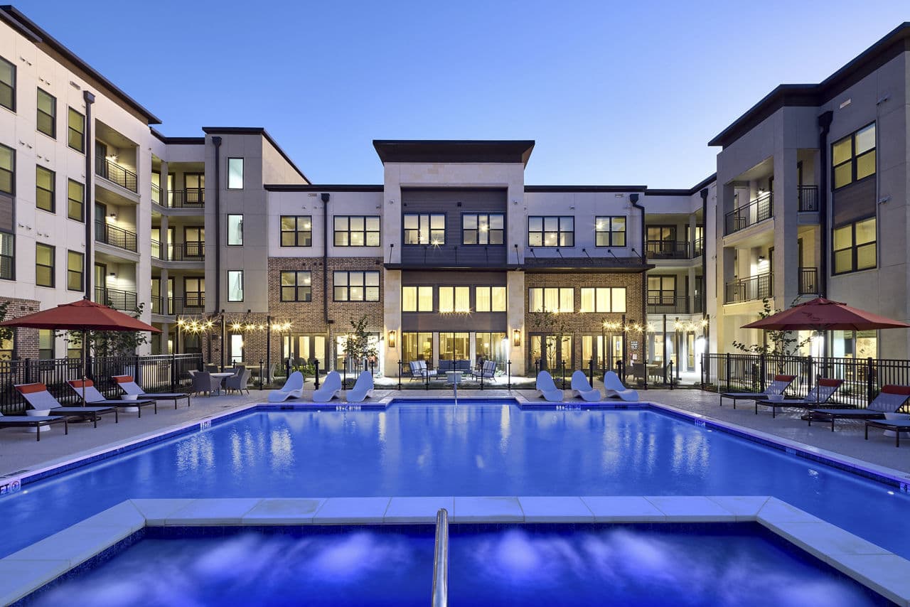 Avenida Carrollton 1 of 30