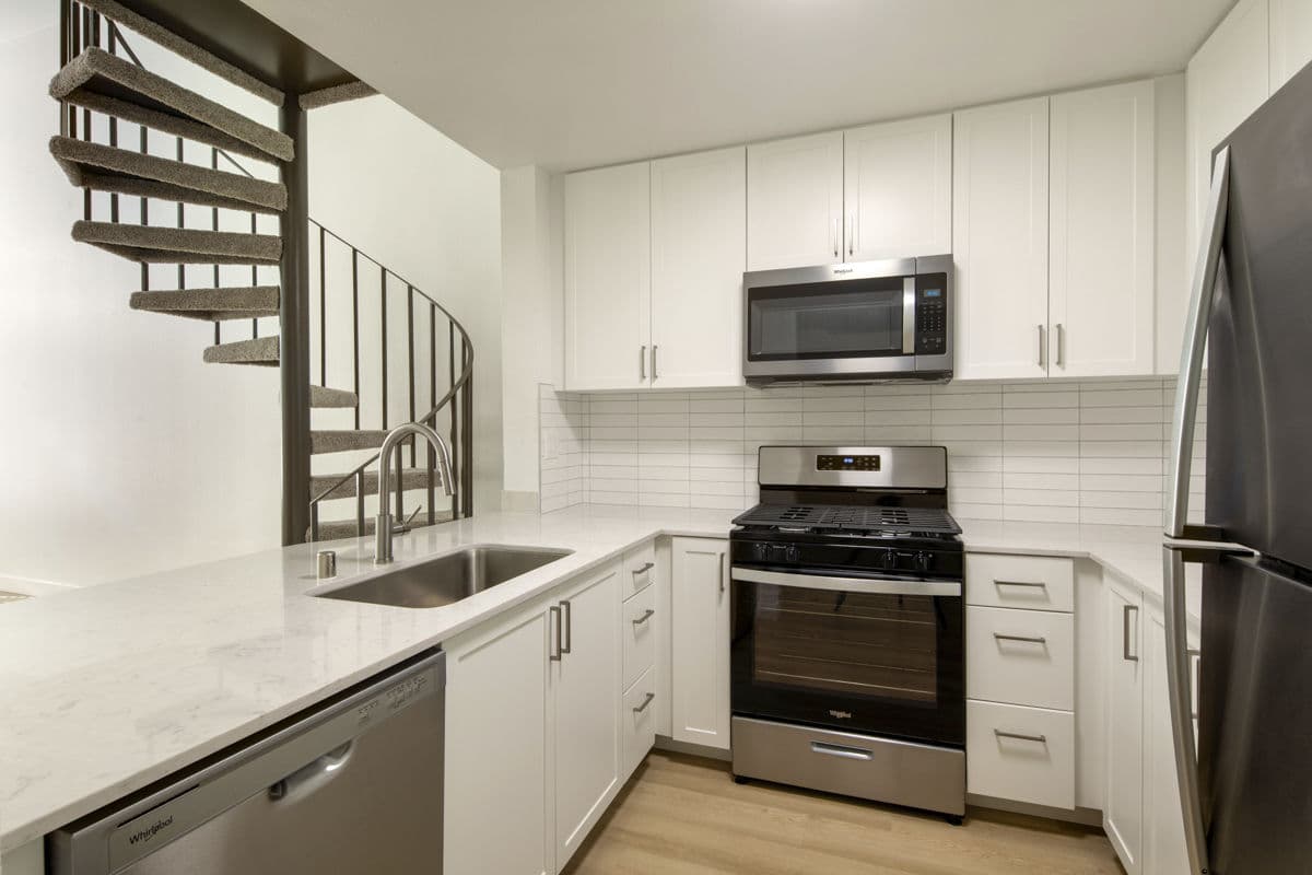 Warner Pointe Woodland Hills Ca 4 of 25