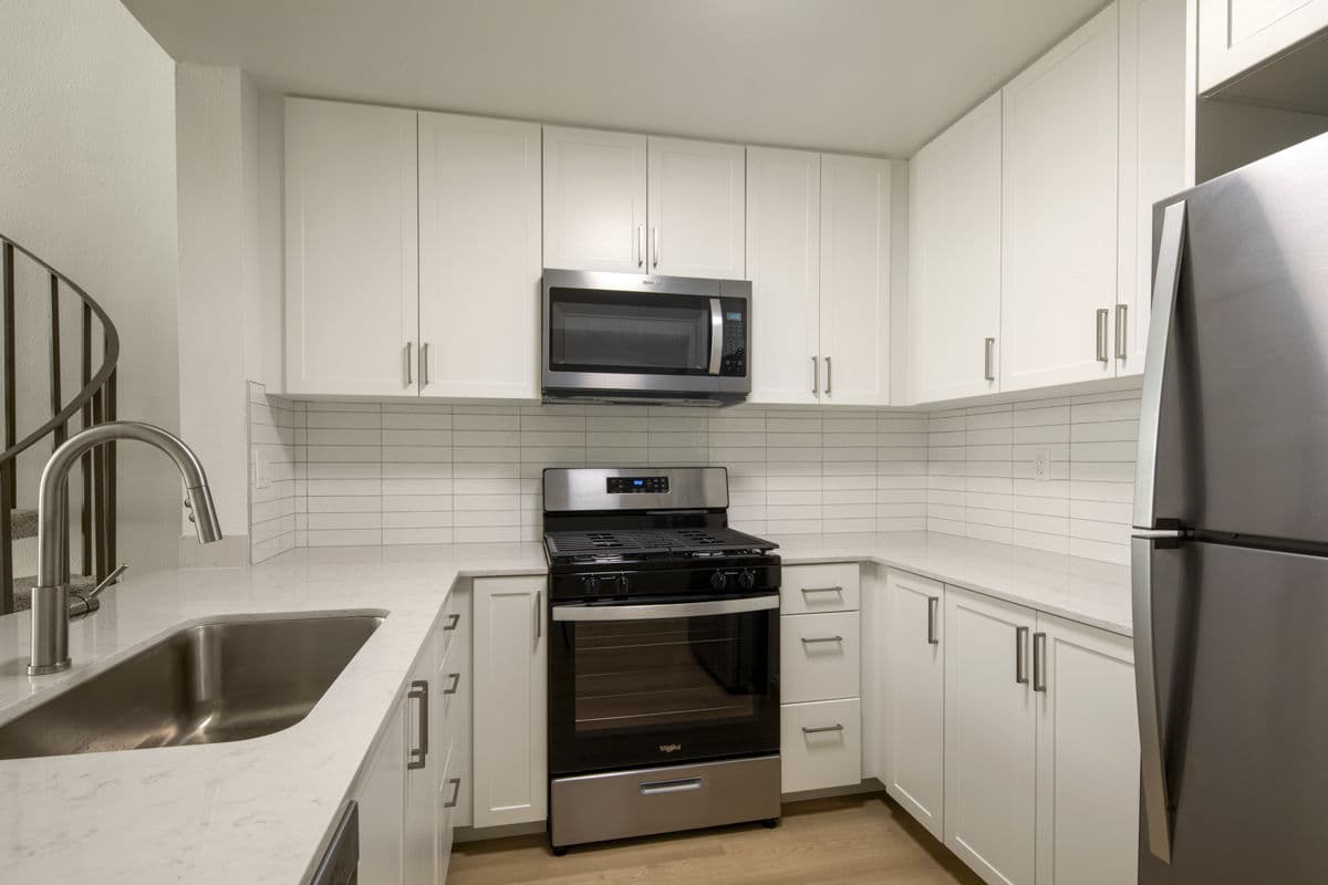 Warner Pointe Woodland Hills Ca 5 of 25
