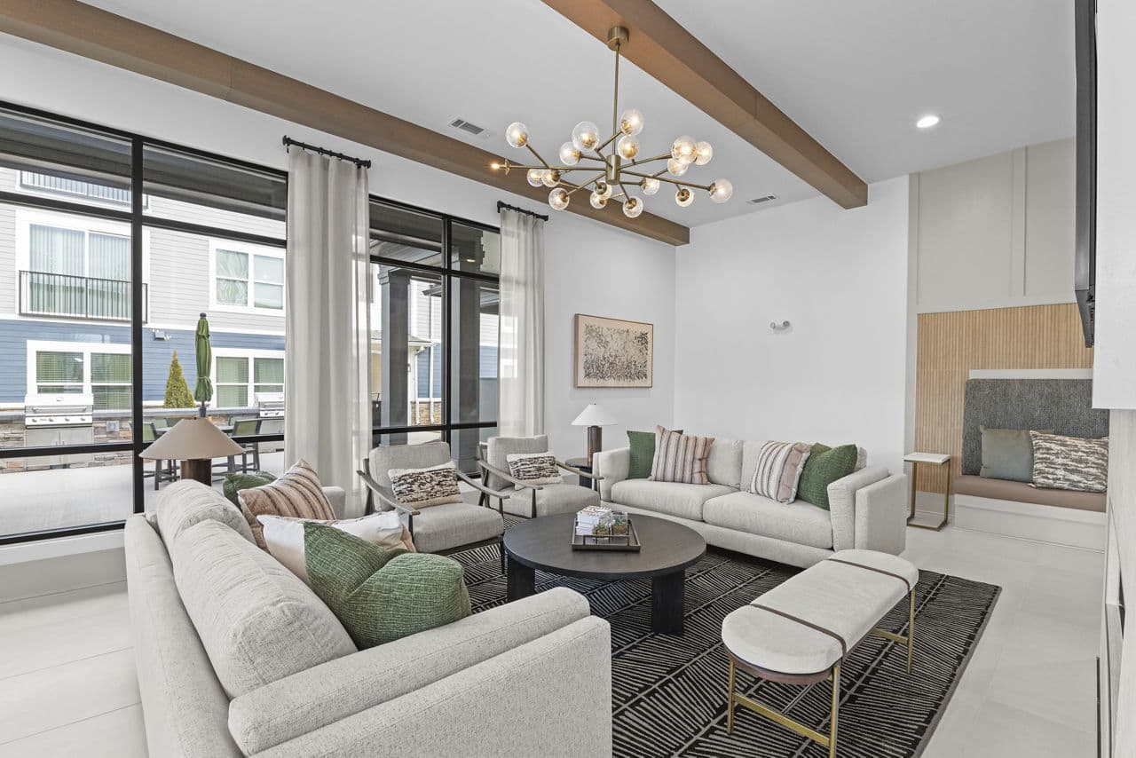 Perimeter Pointe Apartments 1 of 8