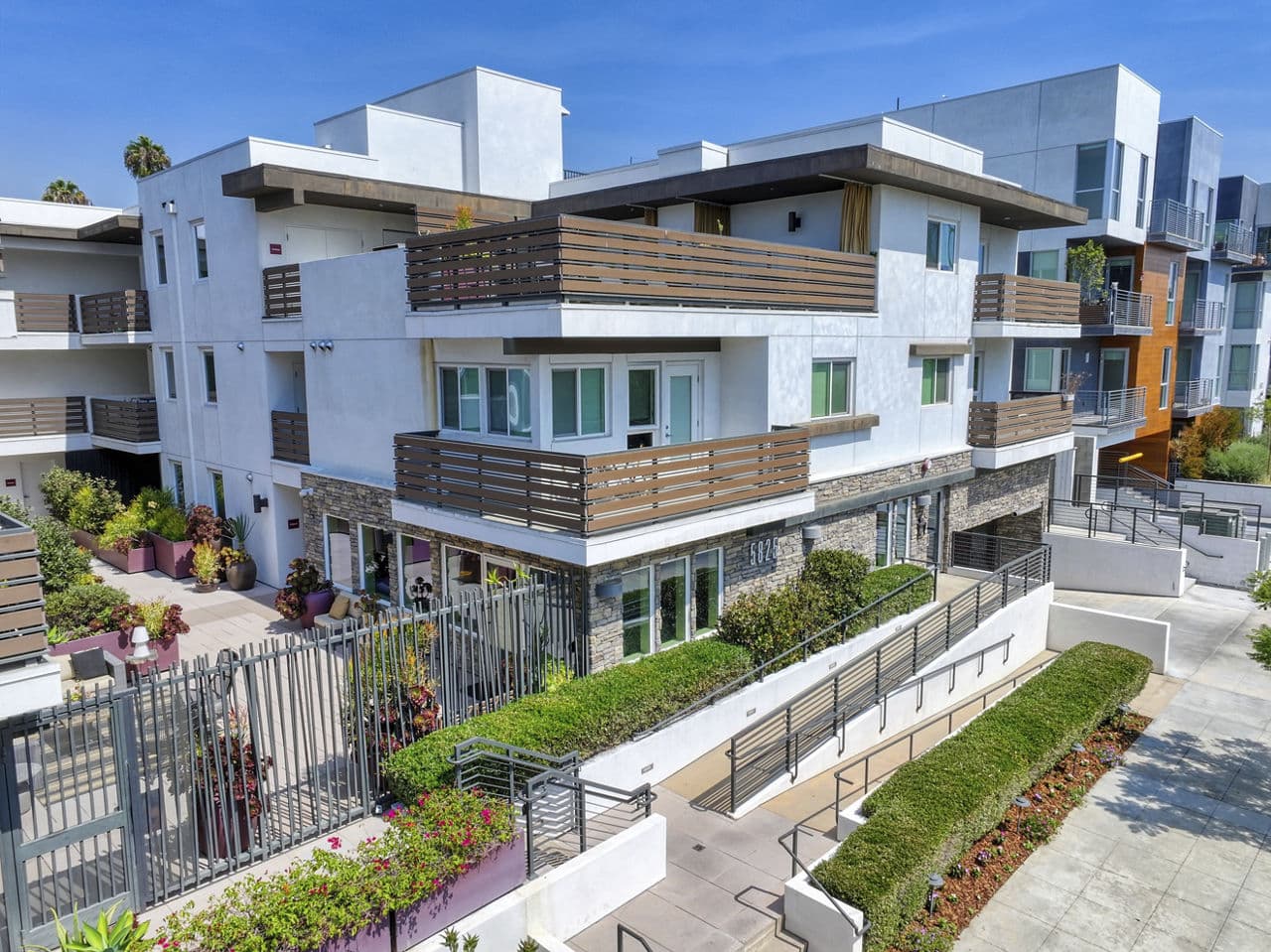 The Metropolitan at Larchmont Village 2 of 8