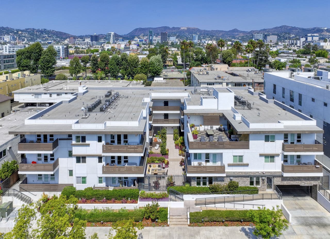 The Metropolitan at Larchmont Village 4 of 8