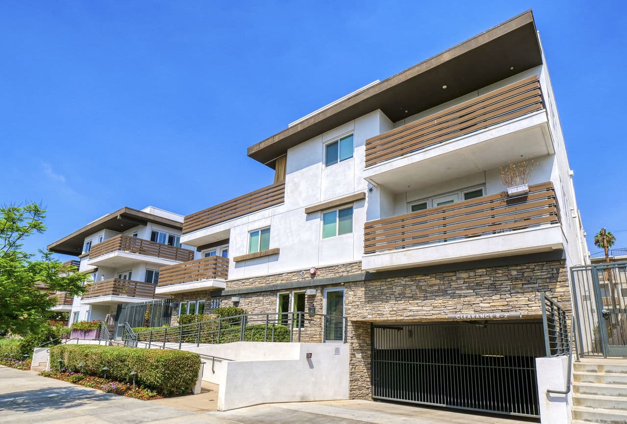 The Metropolitan at Larchmont Village 3 of 8