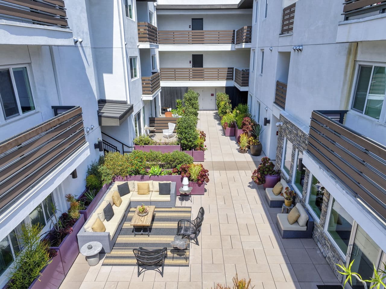 The Metropolitan at Larchmont Village 5 of 8