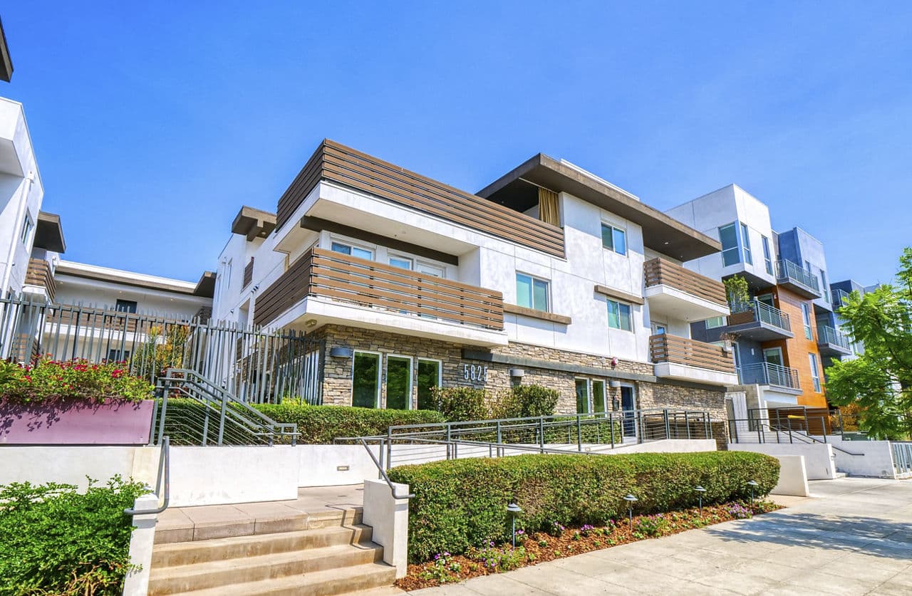 The Metropolitan at Larchmont Village 1 of 8