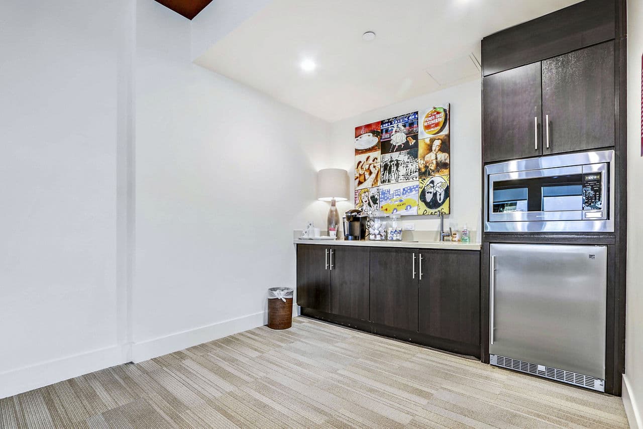 The Metropolitan at Larchmont Village 6 of 8
