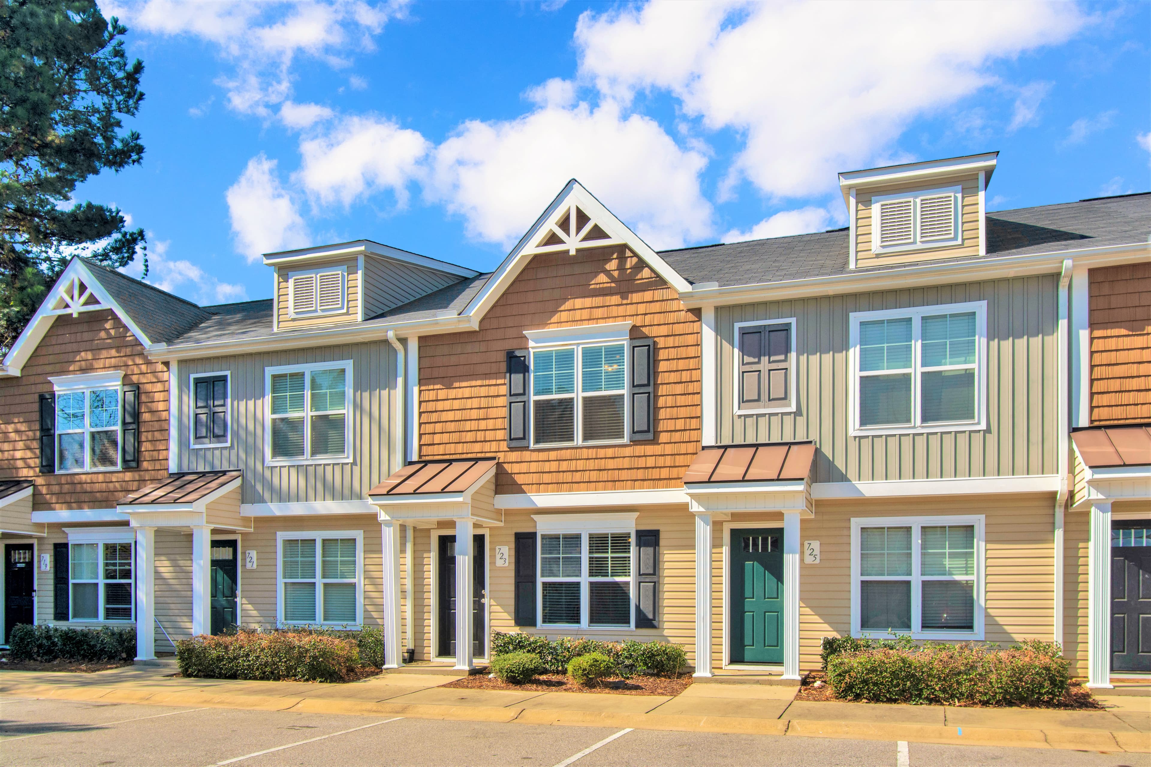 Crystal Lake & Kingsley Apartments and Townhomes 1 of 9