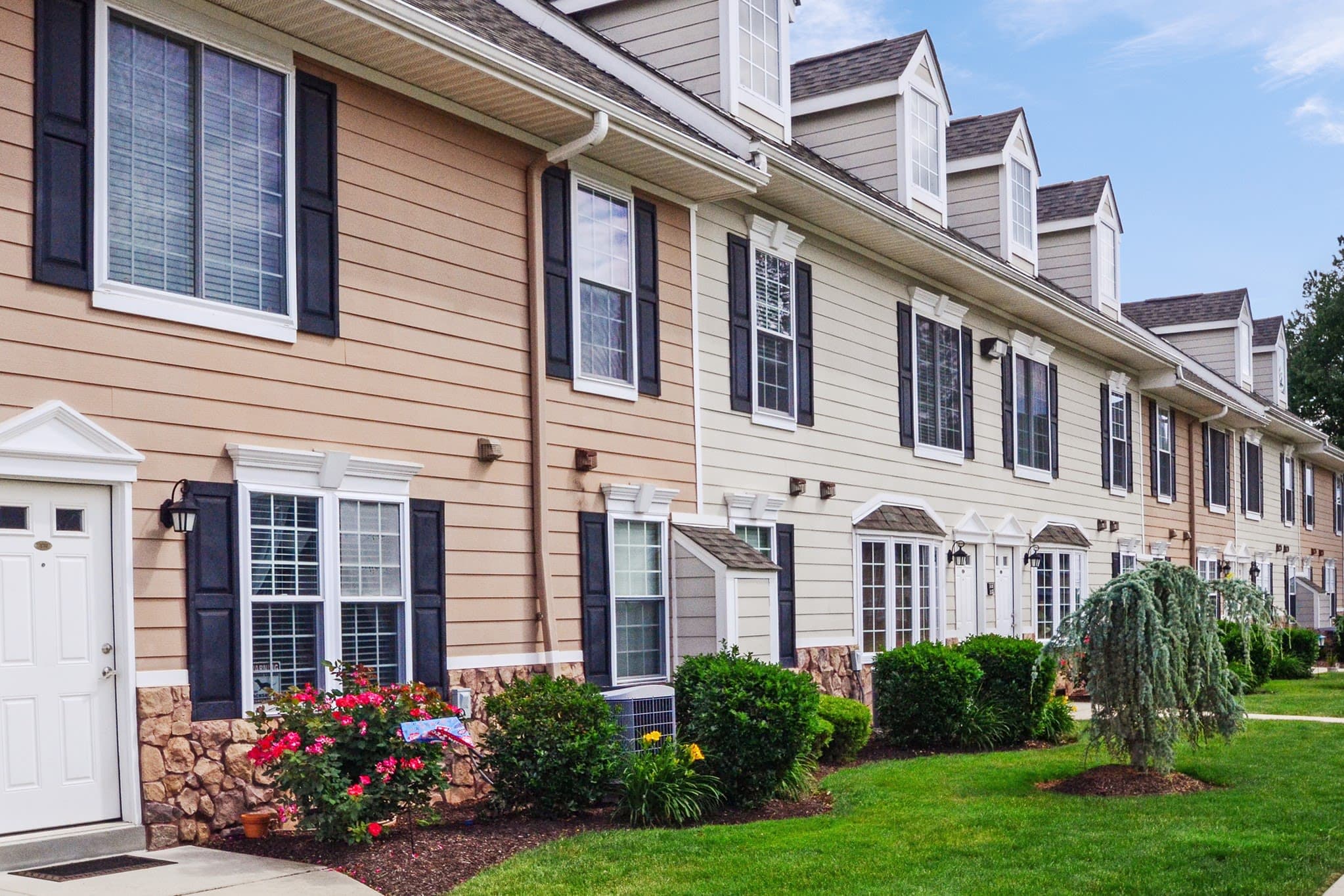 Montgomery Manor Apartments & Townhomes 1 of 2