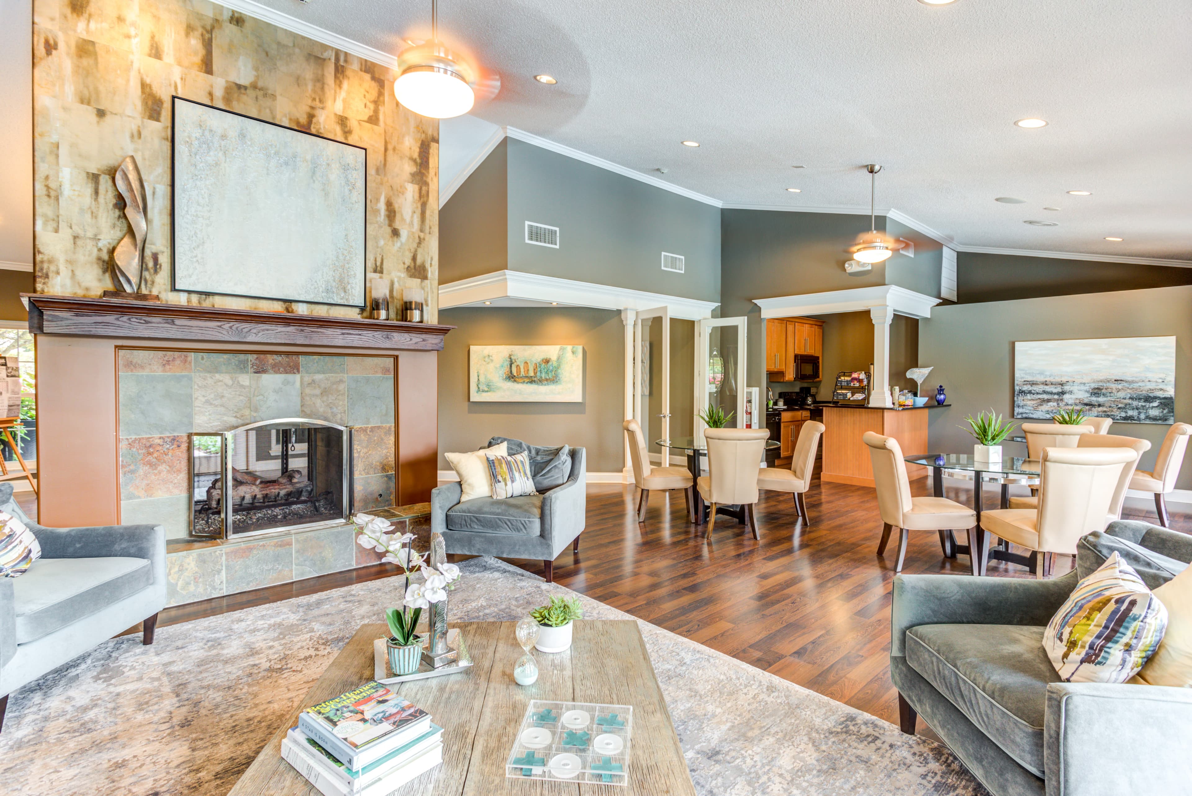 The Lakes of Schaumburg Apartment Homes 1 of 2