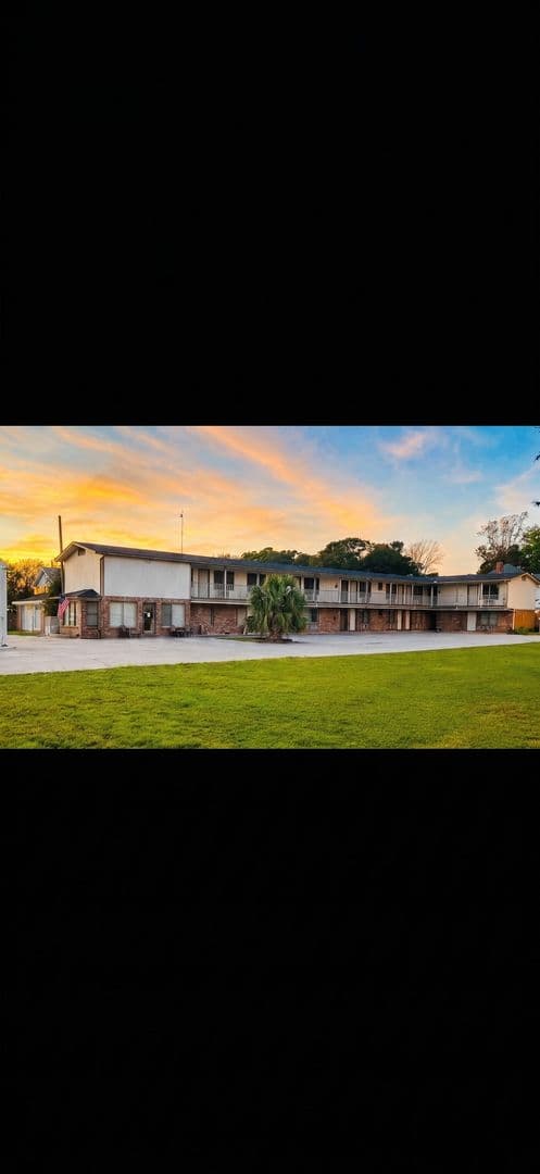Mineola Motel 1 of 4