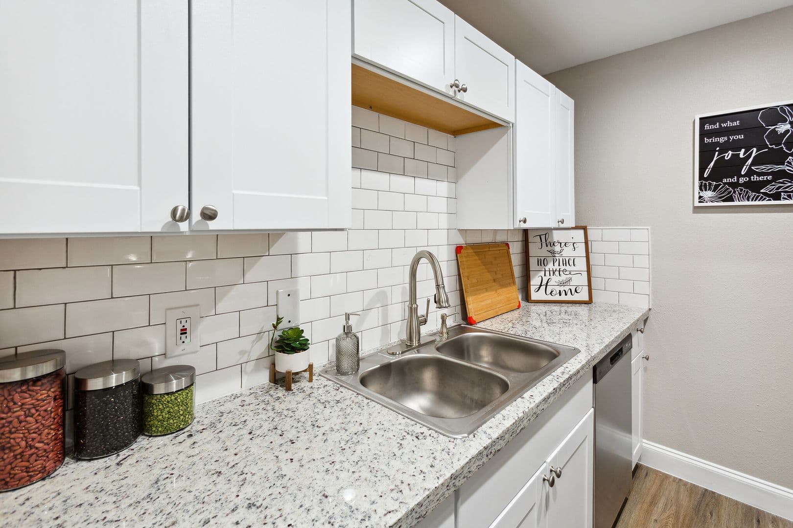 TXSMN Sussex Manor Apartments 1 of 16