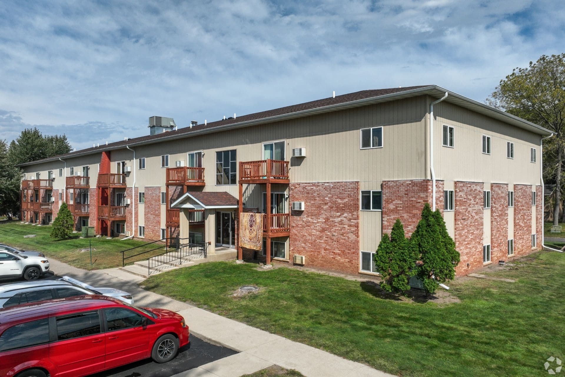 MNFSN Four Seasons Apartments 1 of 8