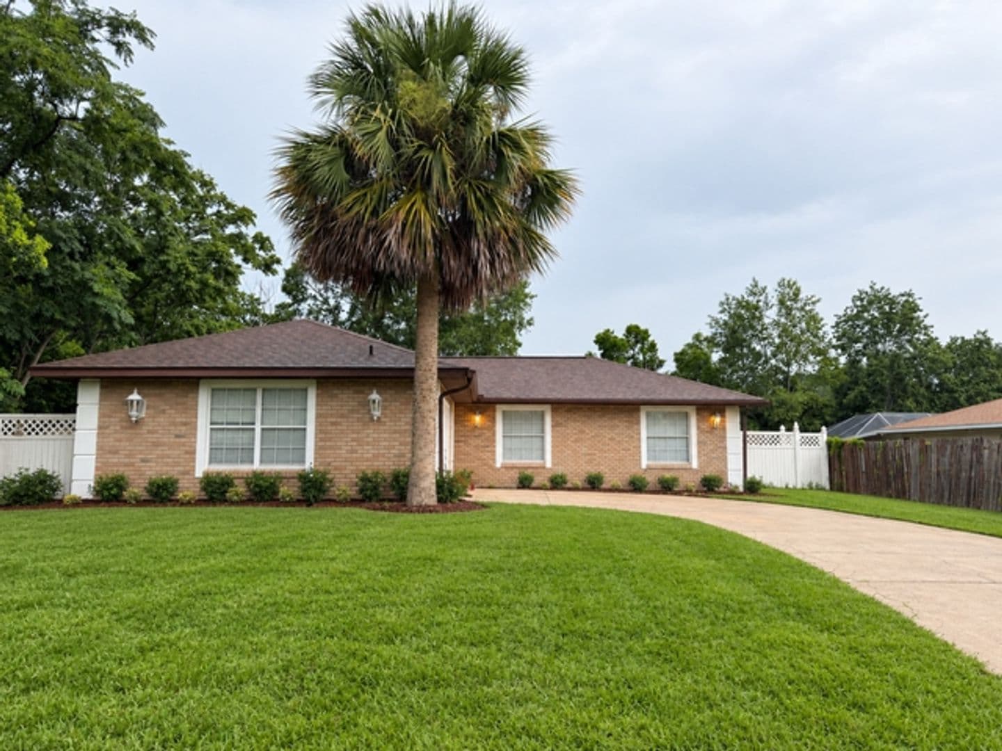 R1084S 1084 Shepherd Ave 1 of 8
