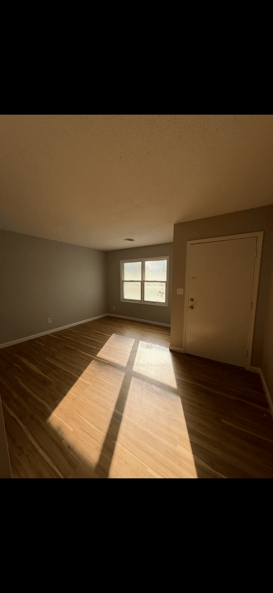 2 Bedroom, 1 Bathroom (GROUND FLOOR, HUGE BEDROOMS) UNDER $1000 1 of 8