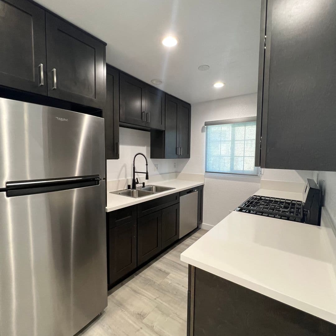 900 W College Street LLC 1 of 23