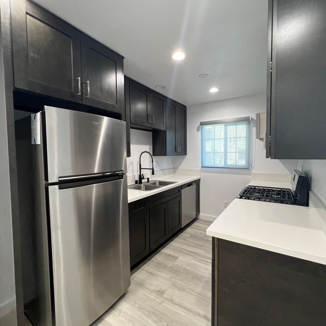 900 W College Street LLC 1 of 25