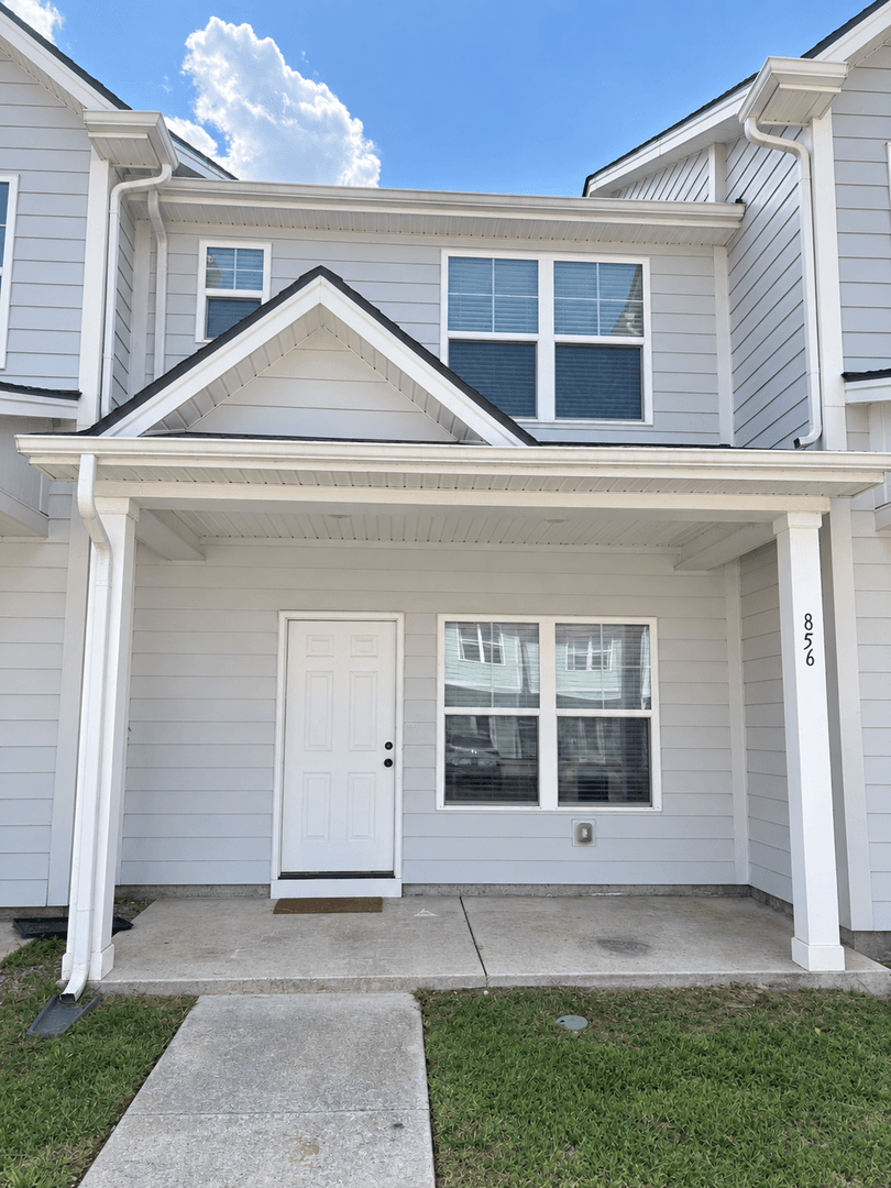 Get 1 Month FREE When You Sign an 18 Month Lease! 1 of 28