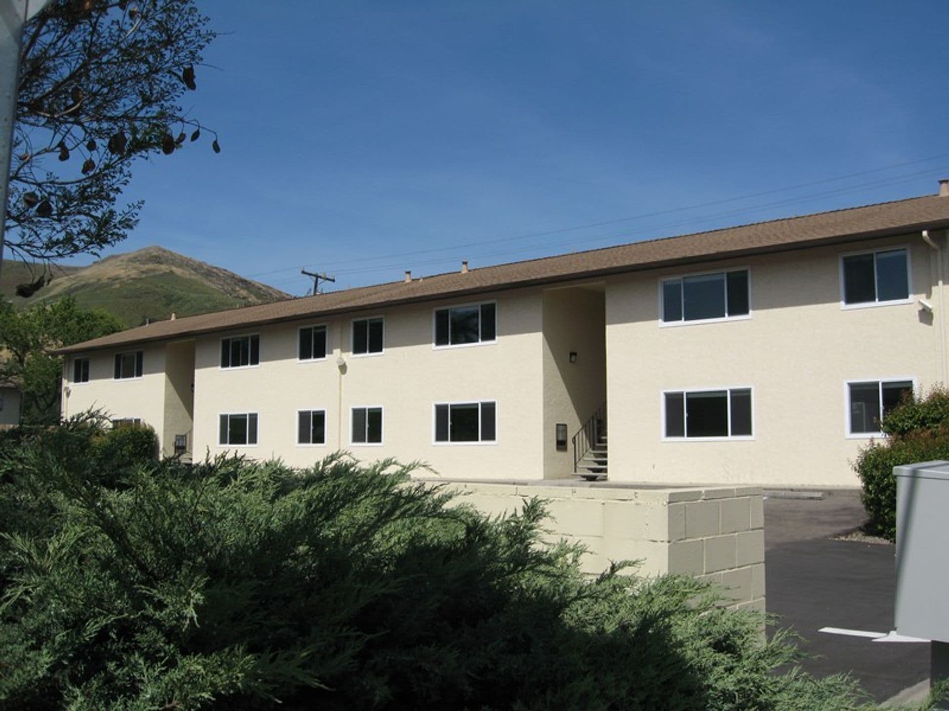 2BR 2BA Walking Distance to Campus with Parking 1 of 12