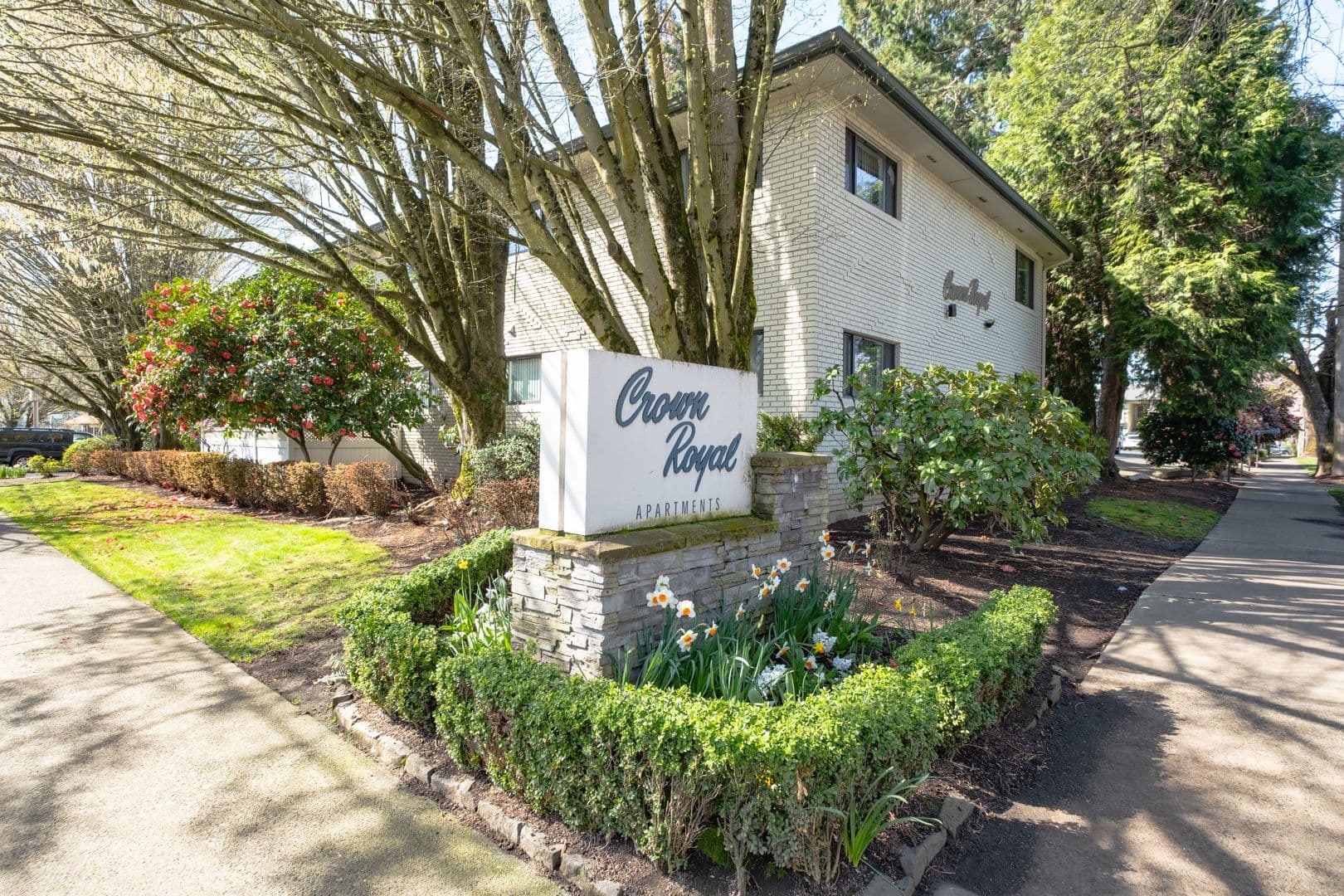 Pet Friendly Community 1BR in Beautiful Tree Lined Irvington Neighborhood 1 of 8