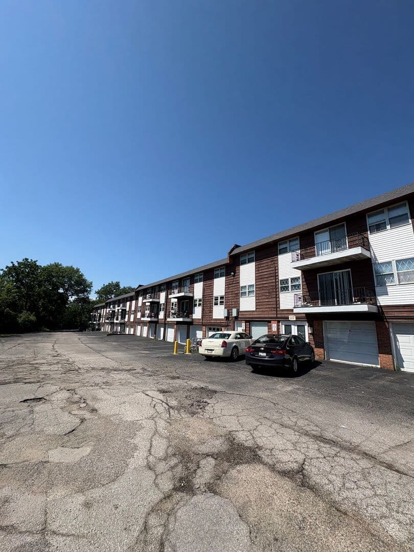 Peoria Place Apartments 1 of 10