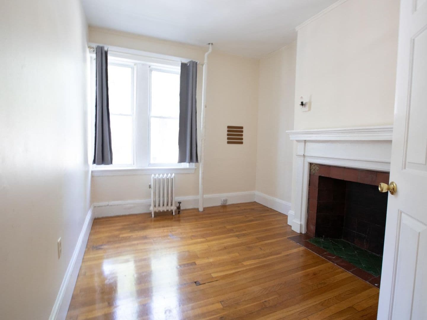 4 Bedroom, 1.5 bathroom - TWO MONTHS FREE - Steps from Boston University (BU) and Coolidge Corner 1 of 8