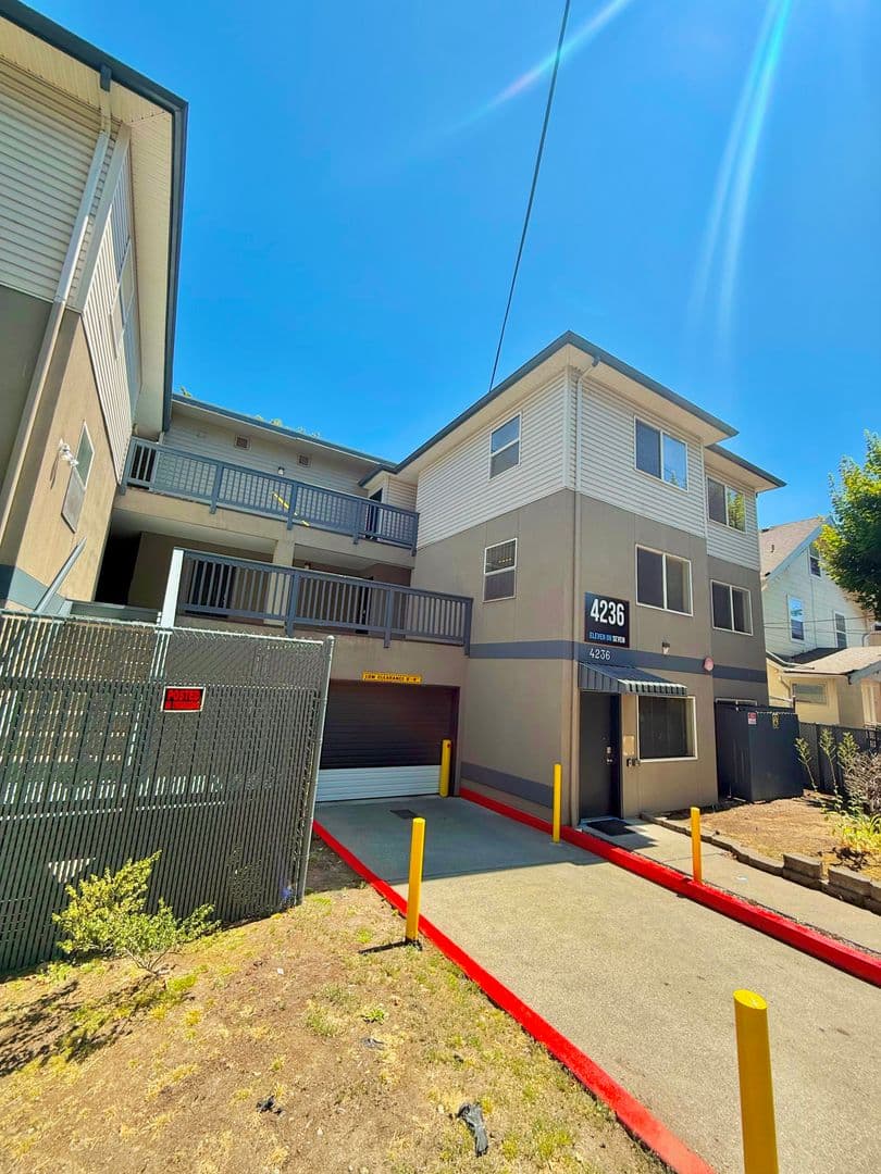 4236 TM Montlake Villas LLC 1 of 27