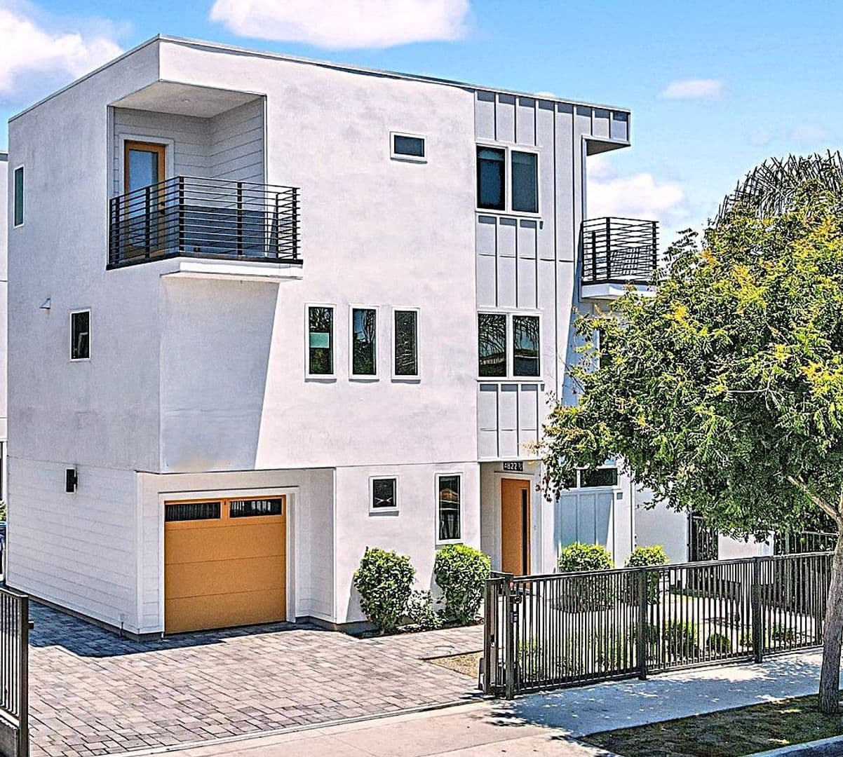 New building, 3 story townhouse, 2+2.5, gated, 2 balconies, great natural light, Secure parking 1 of 8