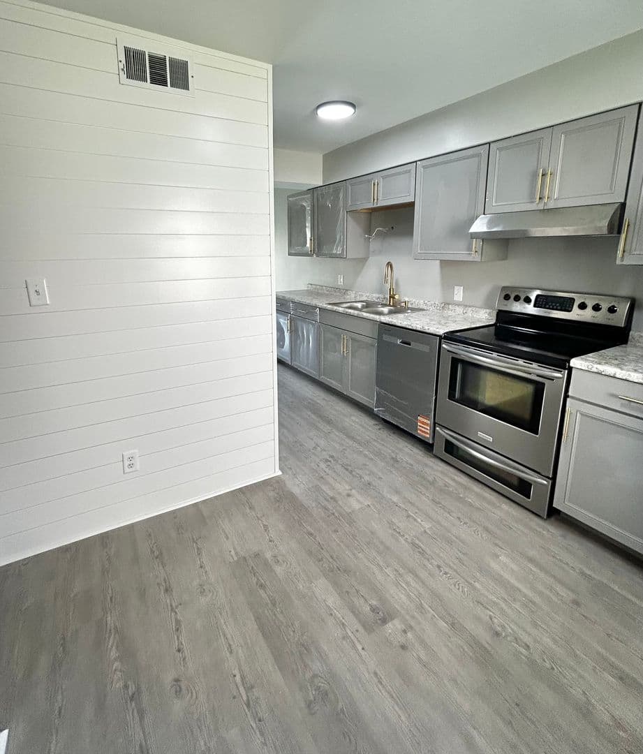 Willow Trace Apartments (E, F, G, &H) 1 of 9