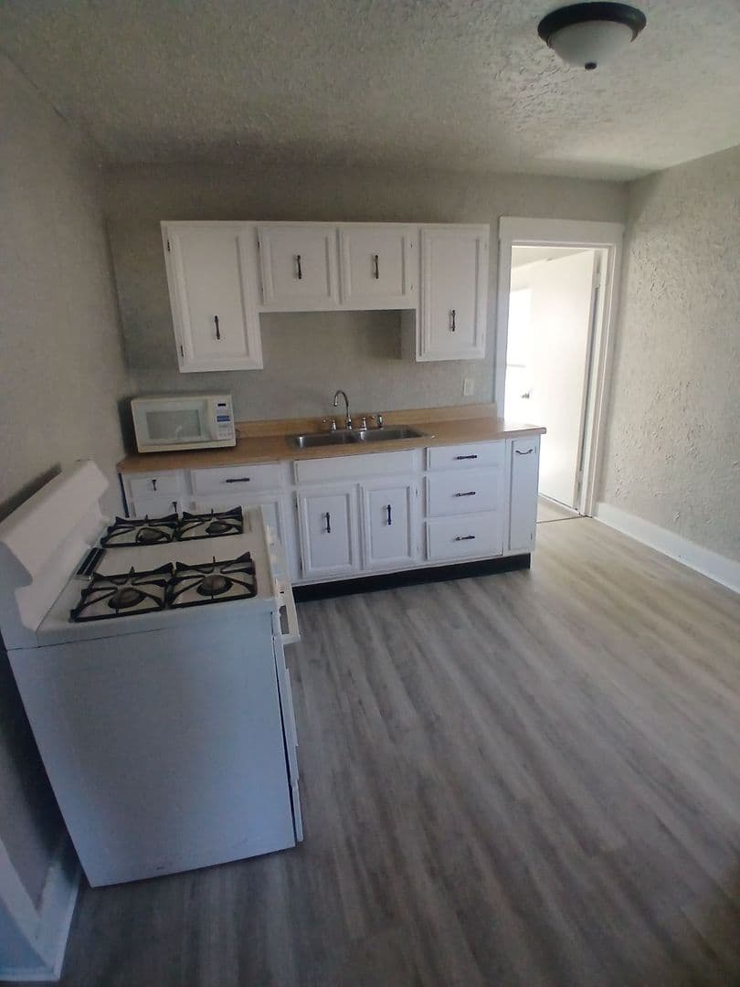Cozy 3 Bedroom Upstairs Apartment- Available Now! W+D Hookup! Pet Friendly! 1 of 7