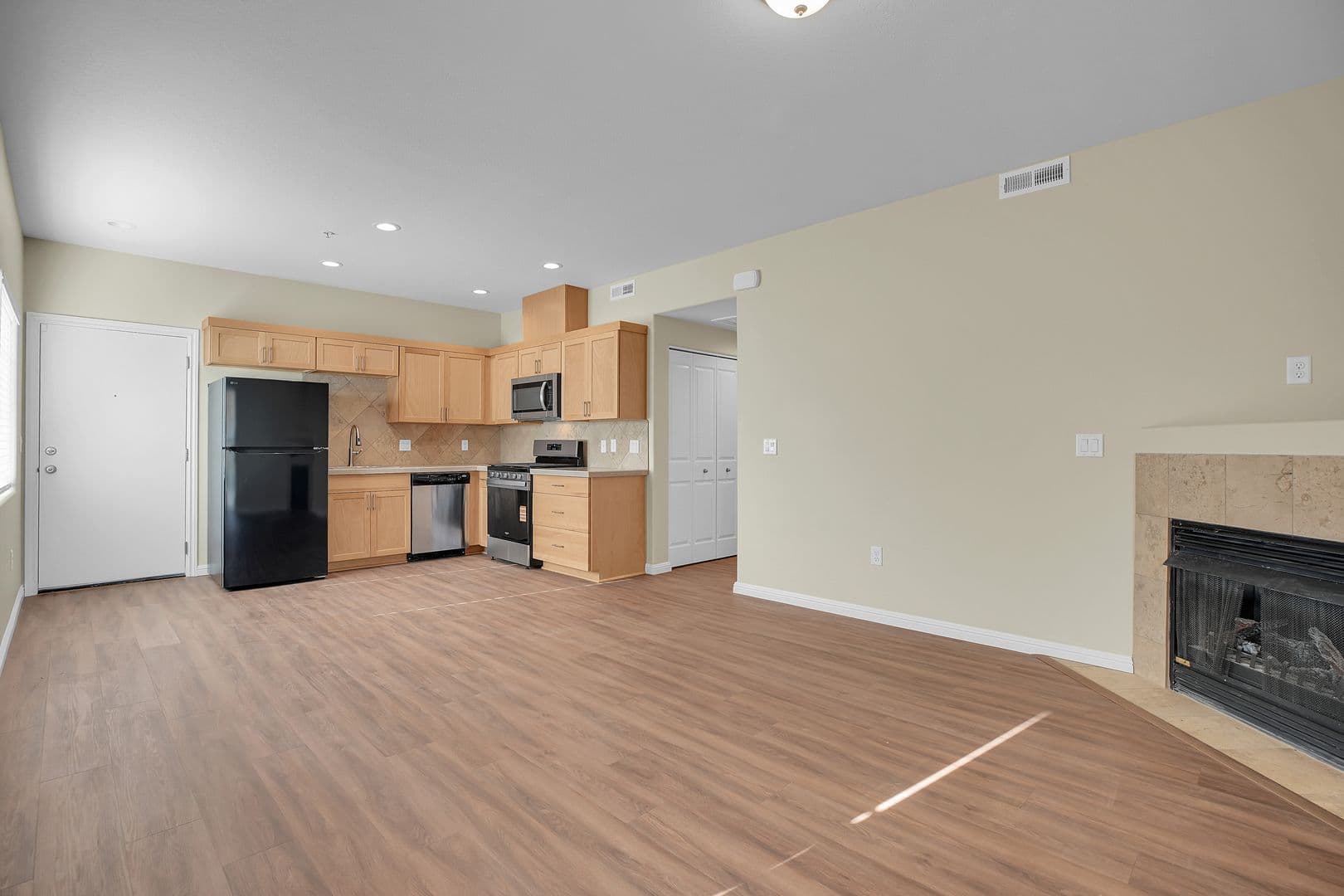 #144 TABOR POINTE APARTMENTS 1 of 6