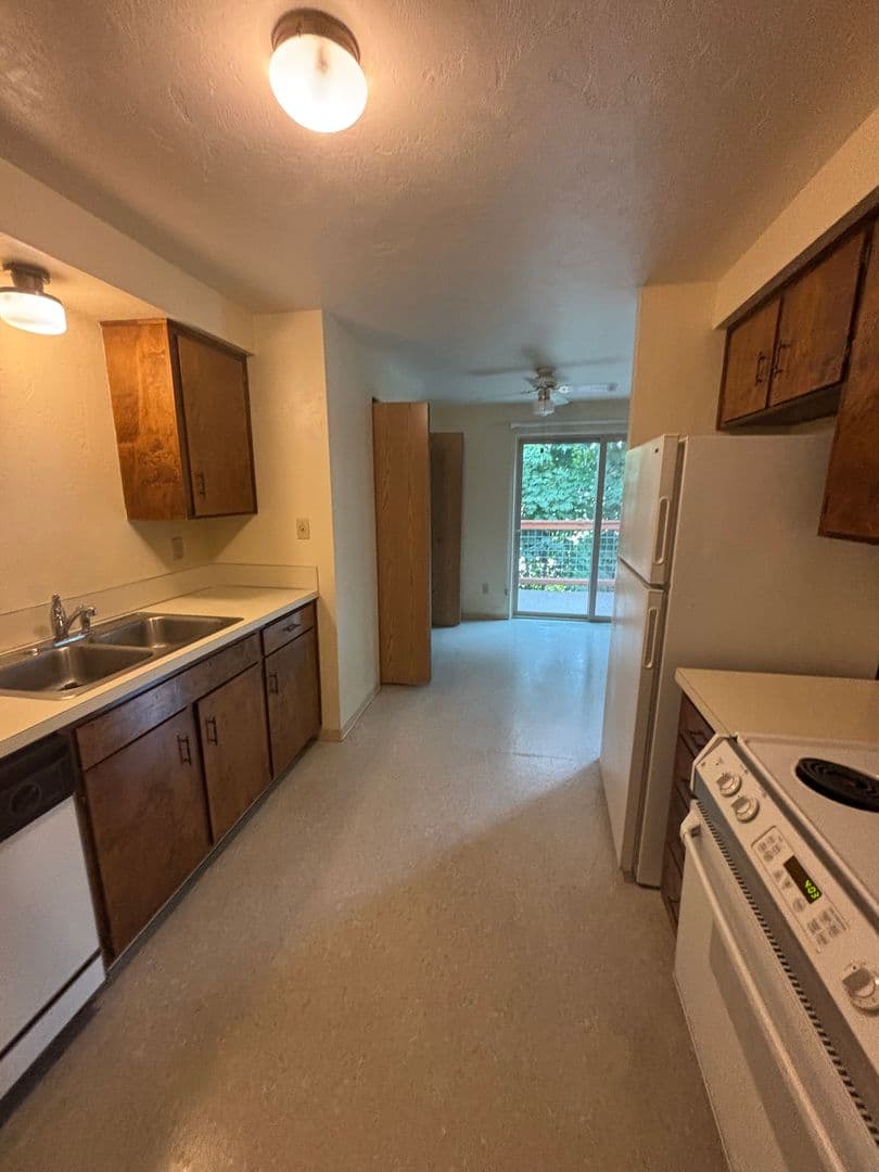 Redwood Manor Apartments LLC 1 of 17