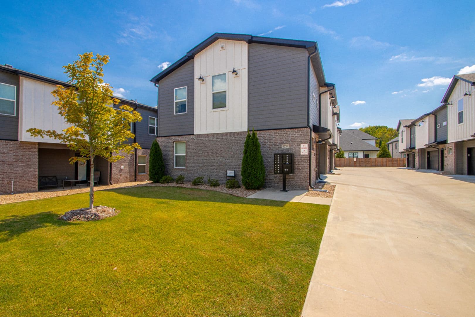 Riverwalk Townhomes - 1220 W. 4th Street 1 of 26