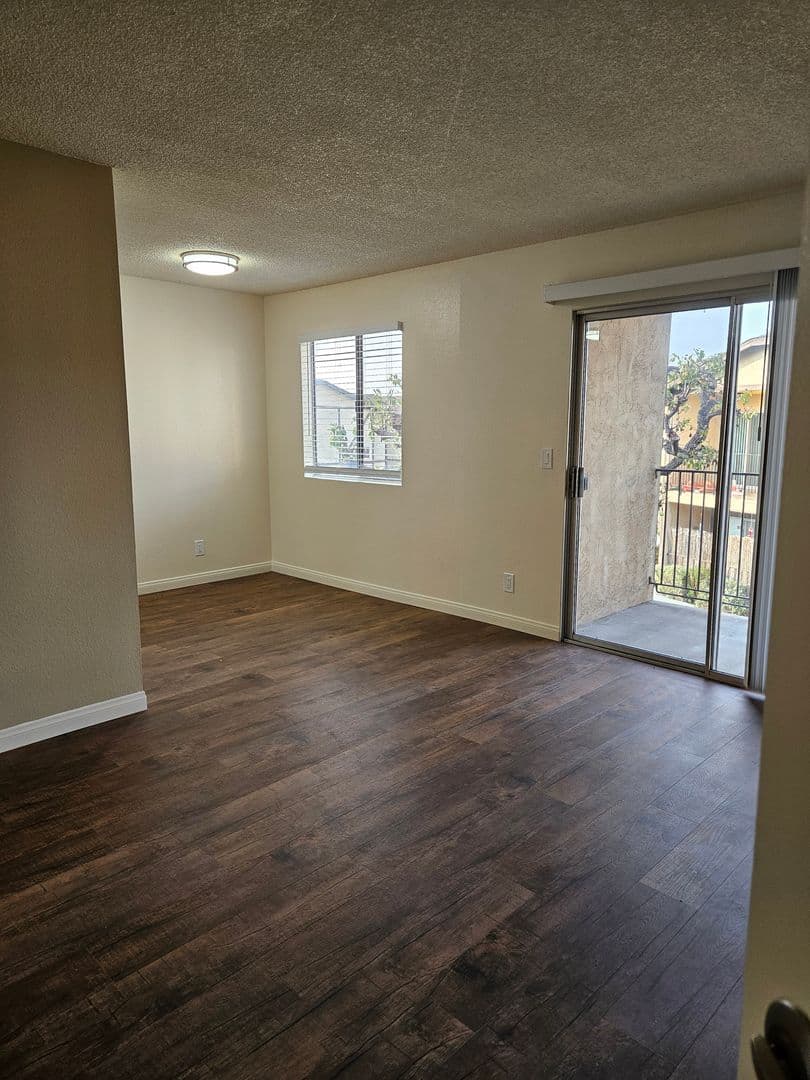 Del Mar Court Apartments 1 of 9