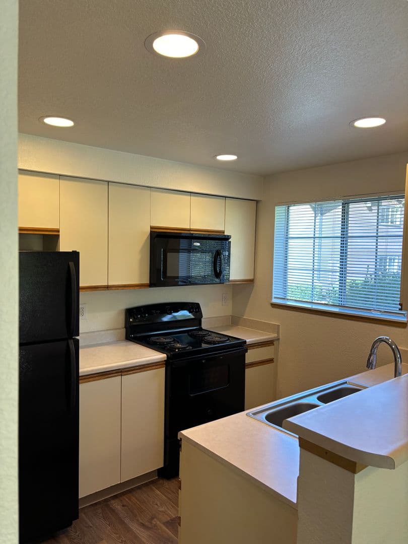 Oakridge Apartments (987) 1 of 11