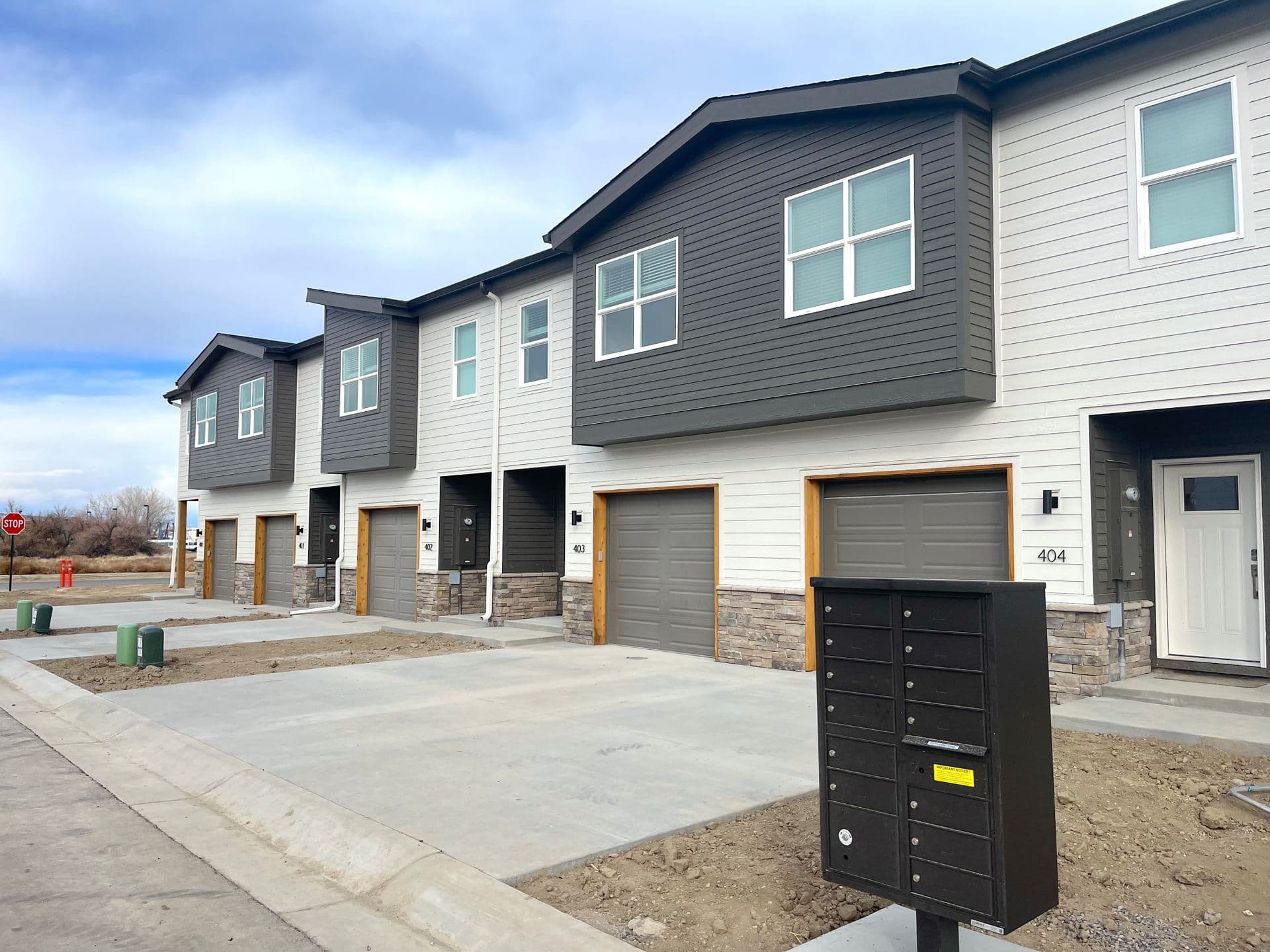 Beautiful 3br Townhome w 1-car Garage (2024) 1 of 32