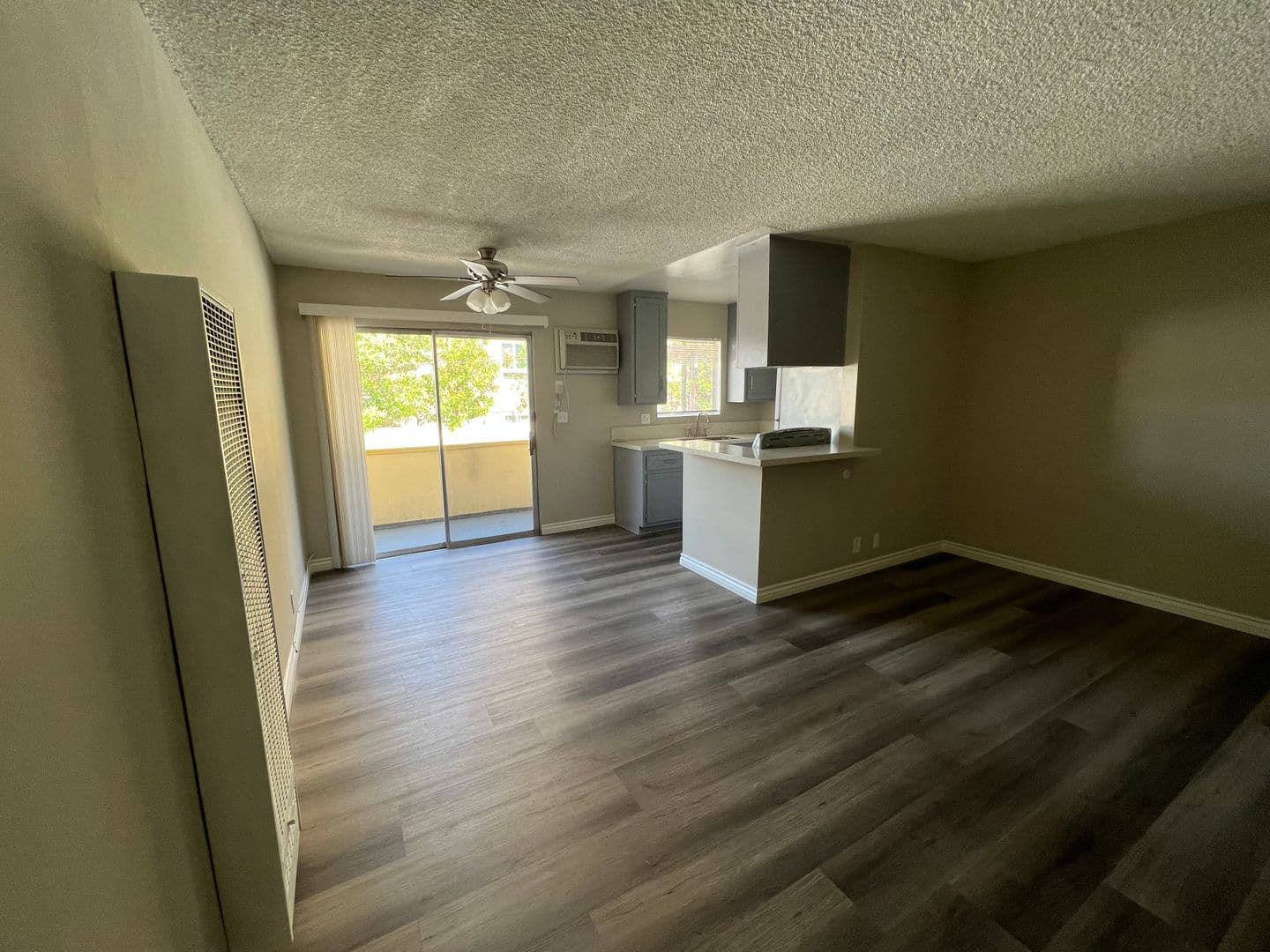 1400 Gramercy Pl 1 of 8