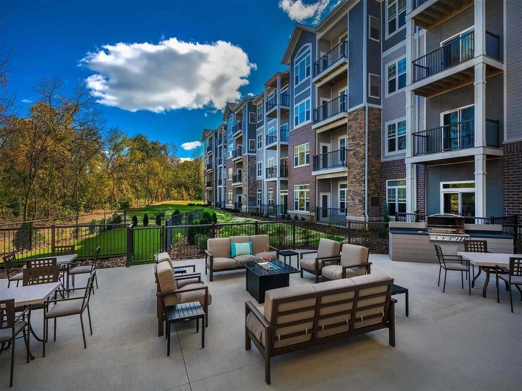 Oaks of Shorewood Apartments 1 of 8